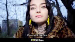Une étudiante française sexy se fait sucer en public - Crystal Cherry, Martin Gun
