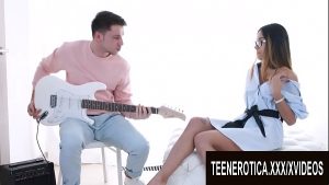 Elle veut apprendre a jouer de la guitare mais cest une pute chaude